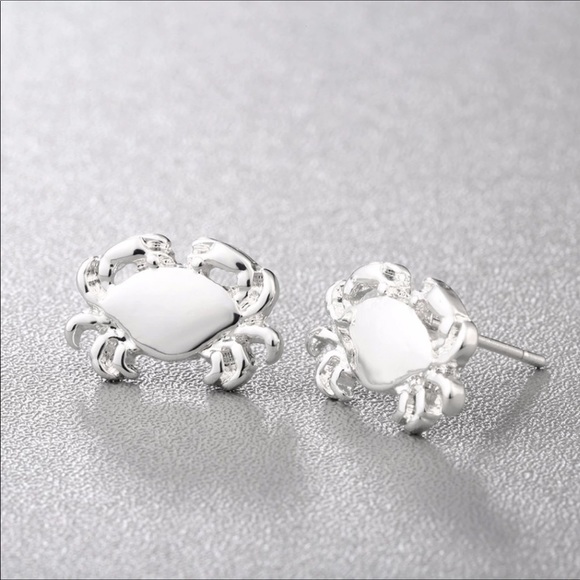 ✨Silver Crab Earrings ✨ - Picture 3 of 4